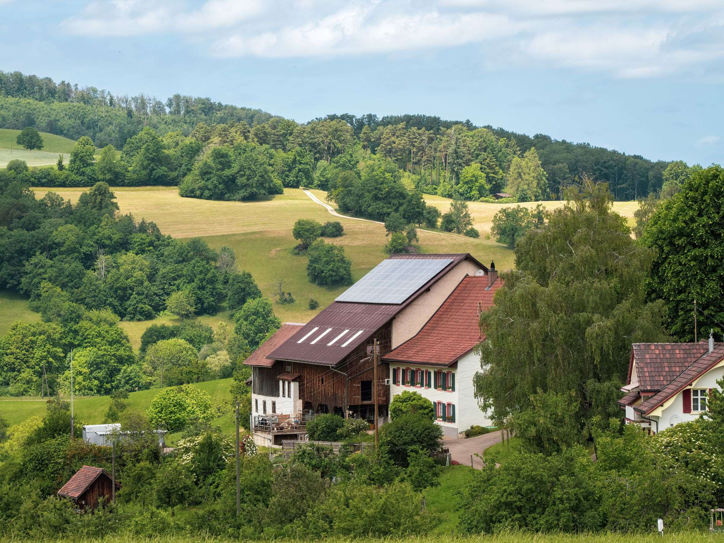Écologie Panneaux solaires sur le toit d’une maison à la campagne